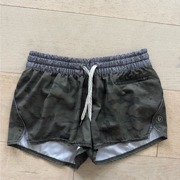 Vuori Clementine Shorts Mid Rise 2" Inseam Camo with Liner Size S - Picture 3 of 8